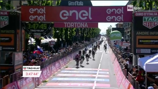 Giro: Gaviria si gode il tris