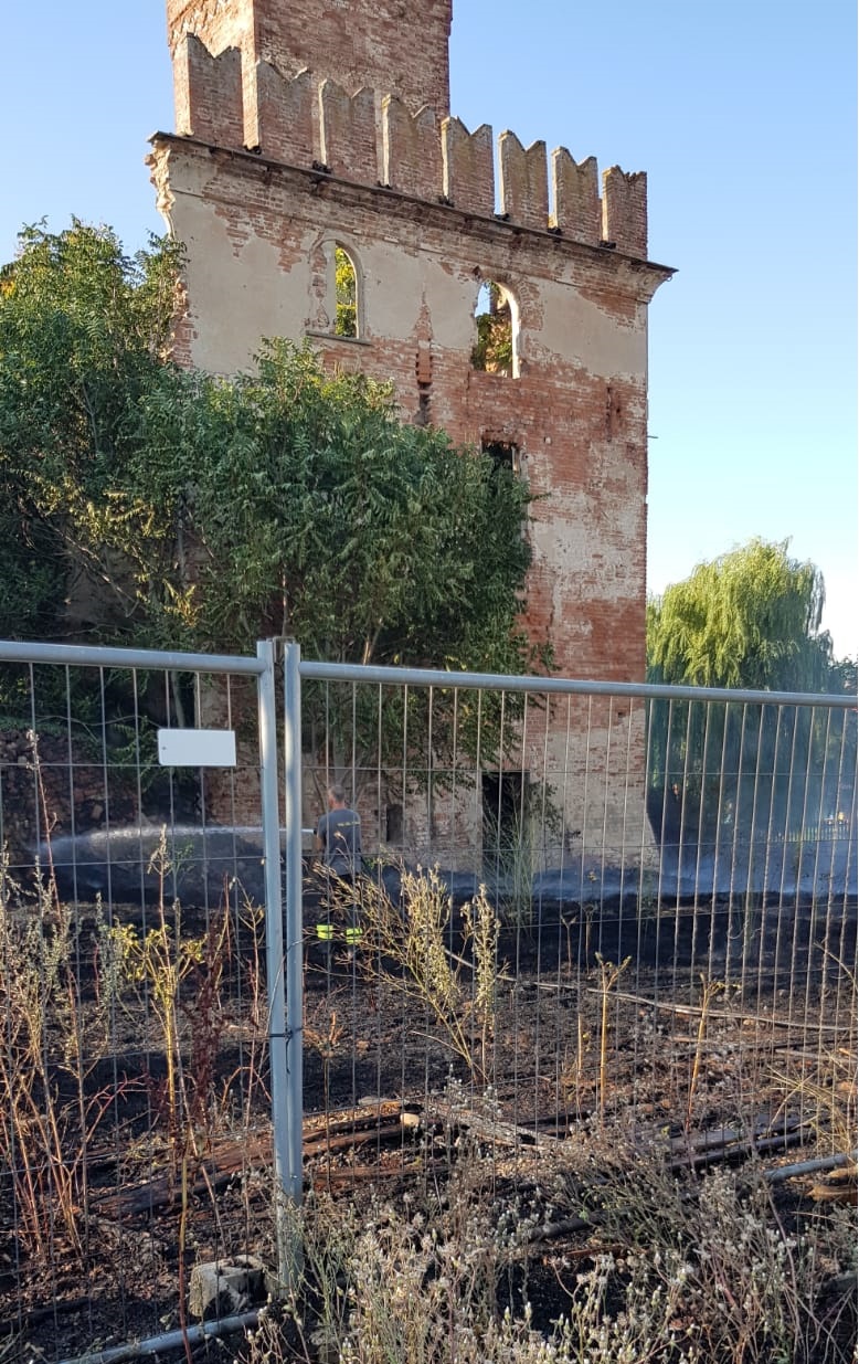 Incendio A Casalbagliano A Fuoco L Area Vicino Al Castello