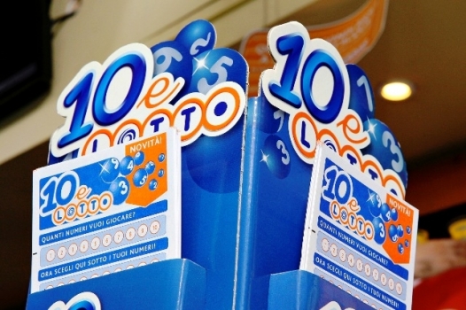 Due euro di spesa per vincerne oltre 60 mila. La dea bendata bacia Casale