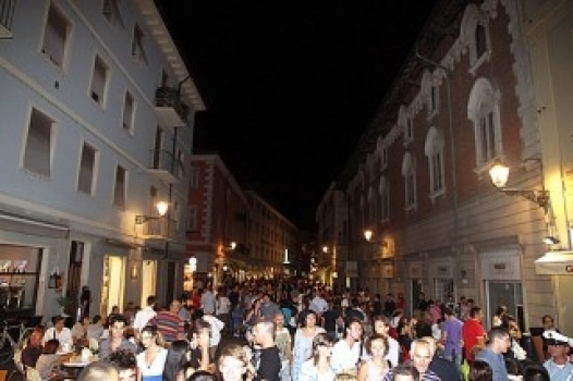 Casale non vuole dormire. Torna la notte bianca