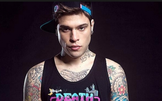 Le rime del rapper Fedez al Contro-Festival