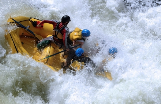 Agente della polstrada muore mentre fa rafting: tragedia sulla dora baltea