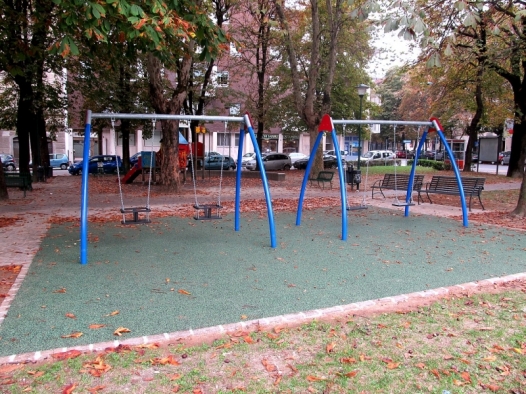 Tornano le altalene nell?area giochi di piazza Martiri della Libertà a Casale Tornano le altalene nell?area giochi di piazza Martiri della Libertà a Casale