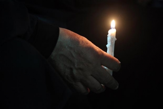 Candele e poesie per dire stop alle stragi di migranti. Alessandria vicina a Lampedusa