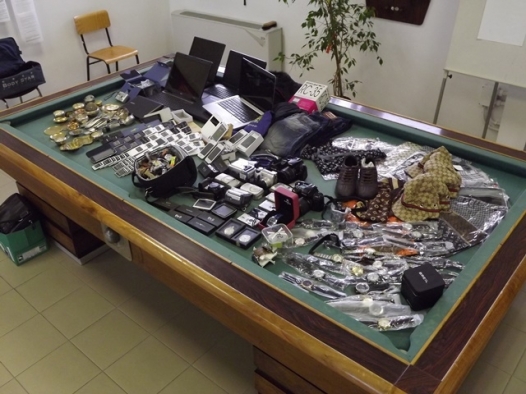 Polizia stradale blocca sulla A21 auto con merce probabile frutto di furti