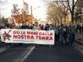 Il popolo No Tav: ‘giù le mani dalla nostra terra’ e tornano gli alberi