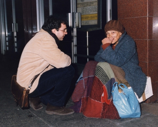 Lascia un’impronta! Stasera raccolta di indumenti da destinare ai poveri