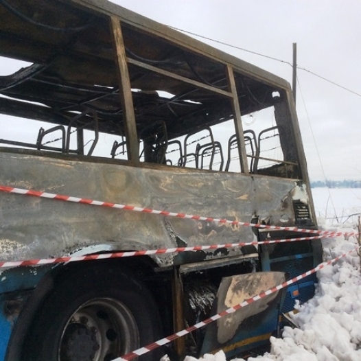 Mezzi fuori strada, alberi caduti e un pullman fuori uso. Ecco cosa è successo con la neve