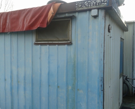 Costretto a vivere in un container di pochi metri quadrati per 150 euro alla settimana