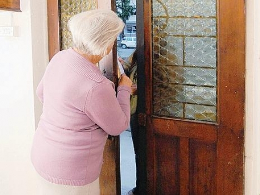 ‘Abbiamo una busta in contrassegno’ ma è una truffa. In azione finti corrieri per spillare soldi