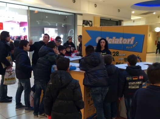 ‘Celo, manca’…il Panini Tour arriva a Tortona