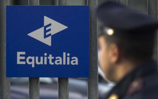 Un fantoccio cosparso di vernice rossa lasciato questa mattina davanti a Equitalia