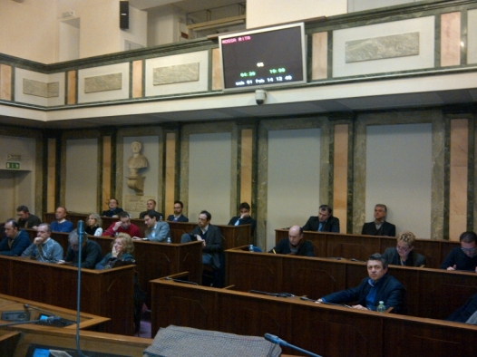 Il Consiglio approva l’ipotesi di bilancio tra le proteste di un gruppo di cittadini
