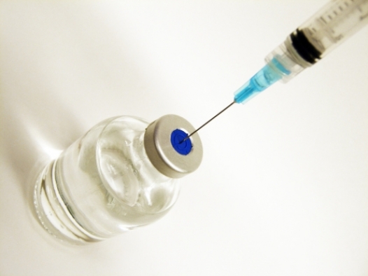 Il bombardamento informativo annacqua la verità anche in medicina: il caso dei vaccini e delle cure miracolose