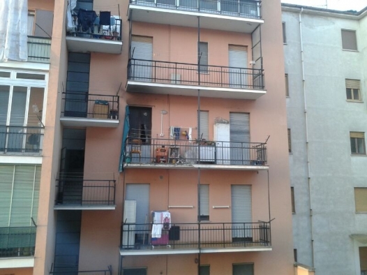 Incendio in un alloggio in via Marengo. Anziana in gravi condizioni