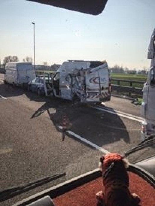 Furgone investe i mezzi di soccorso in autostrada