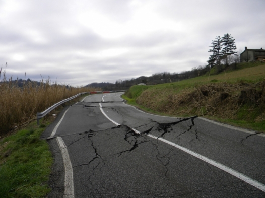 Ancora problemi dopo il maltempo: le strade ‘spaccate’ da frane e piogge [FOTO]