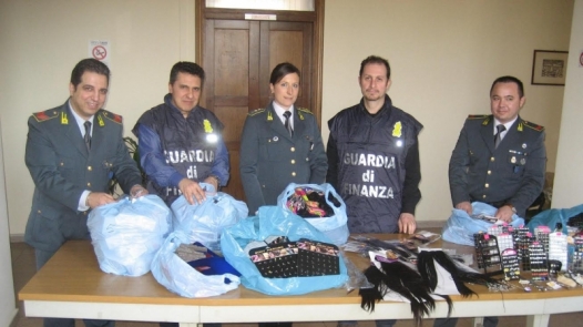 A Novi sequestrati 38 mila prodotti non sicuri in due negozi cinesi