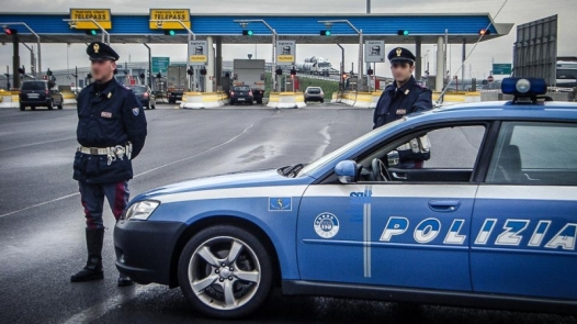 Alessandrino voleva festeggiare con gli amici ma senza pagare un euro. Aveva rubato in autogrill