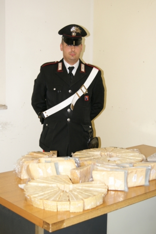 Chili di formaggio sottratti al supermercato. Arrestati in due