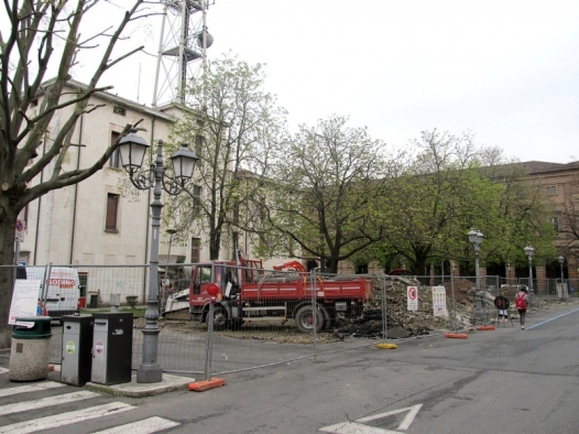 Le aree pedonali di piazza Cesare Battisti ‘si rifanno il look’