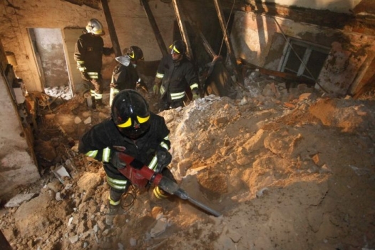 Crolla il sottotetto di una palazzina a Novi Ligure. Morta una signora di 85 anni