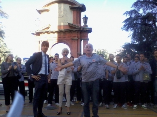 Tripudio grigio in via Dante [PHOTOGALLERY]