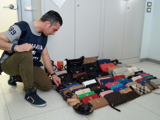Controlli a Tortona durante la fiera di Santa Croce: 12 esercizi irregolari su 45 controllati