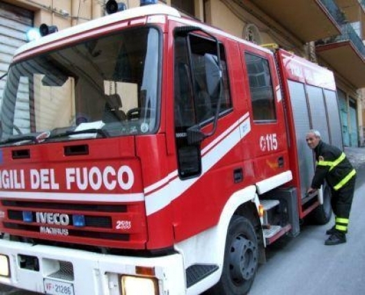 Un altro cassonetto dei rifiuti dato alle fiamme ad Alessandria [VIDEO]