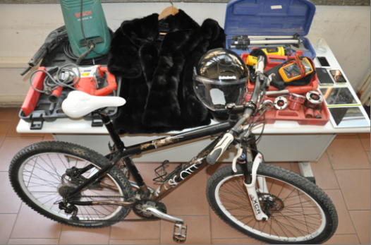 Trovato dai poliziotti in casa con bici, Ipad, cellulari e una pelliccia frutto di una rapina