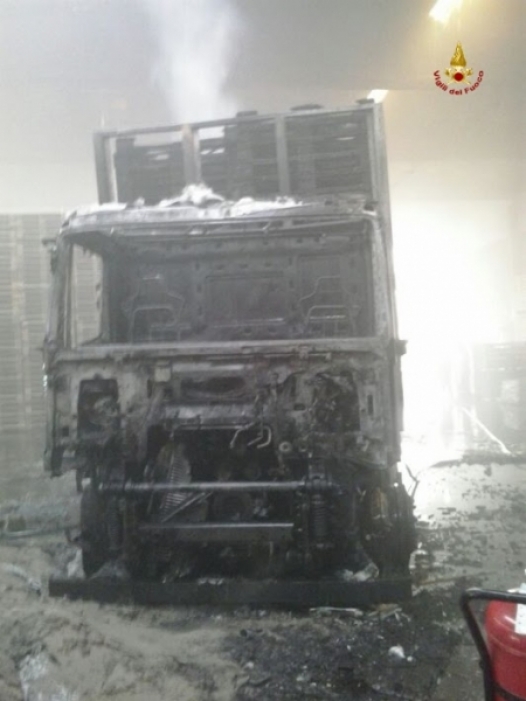 Incendio in un’azienda di bancali in legno