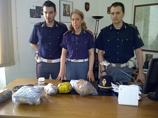 Viaggiava con 2.5 Kg di marijuana nascosti nel camper: la Stradale arresta  27enne