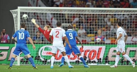 Stasera Italia-Inghilterra. Il pronostico di John, alessandrino di adozione: ‘finira’ 1-1 ma a bere birra vinciamo noi’