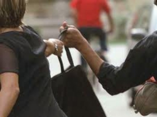 Ruba una borsetta ad Alessandria. I passanti lo rincorrono e aiutano la polizia a bloccarlo