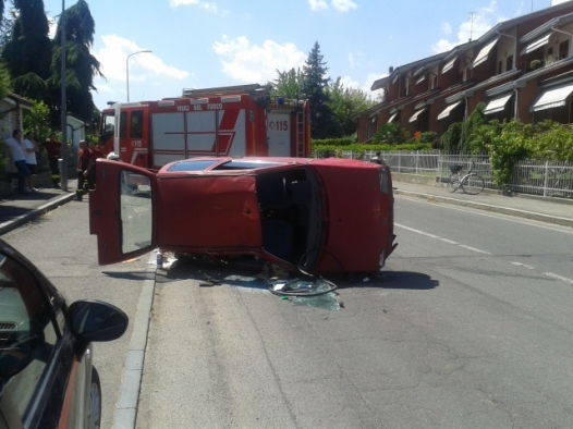 Auto si capotta in via Casalbagliano