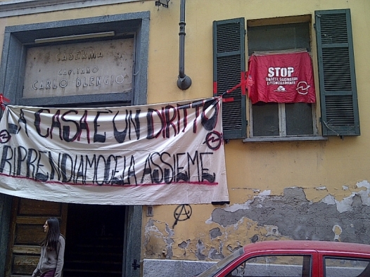 Emergenza abitativa: prosegue l’occupazione dell’ex caserma della Guardia di Finanza