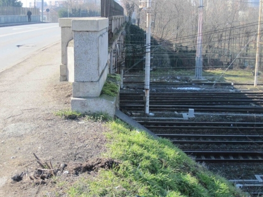 Decisa a gettarsi dal cavalcavia. Agenti della Municipale salvano la vita a una 25enne