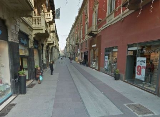 Negozi aperti, concerti e visite al museo del cappello per ‘La sera in blu’