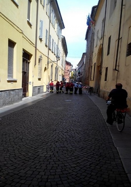 Crollano calcinacci dalla scuola di via Trevigi. Chiusa la via almeno fino a lunedi