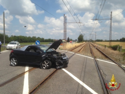 Sbanda sul guard rail e finisce in mezzo ai binari: solo ferite lievi per un’automobilista