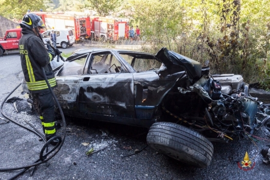 Auto giù da un viadotto sulla A26: muoiono padre e figlio