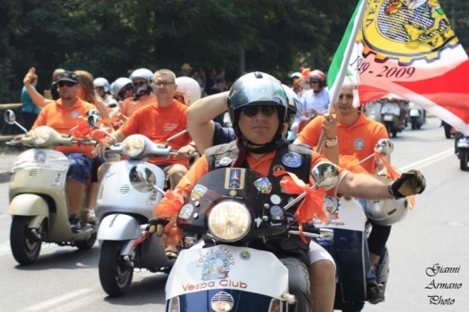 Dodici chilometri di motociclette da tutta Europa: oggi sfilano i centauri