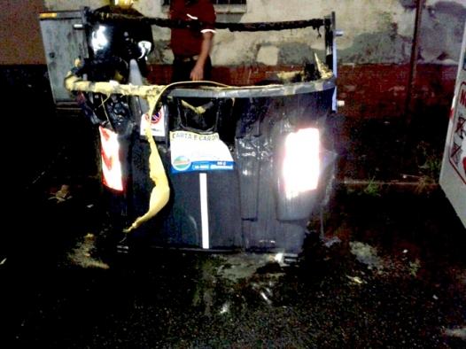 Preso dopo aver incendiato un cassonetto. Decisiva la collaborazione tra Carabinieri e cittadini