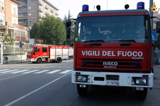 Paura all’alba in un palazzo di Casale: incendio al piano terra di un condominio [FOTO]