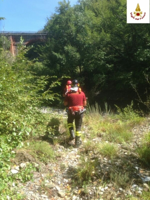 Donna si toglie la vita gettandosi da un ponte