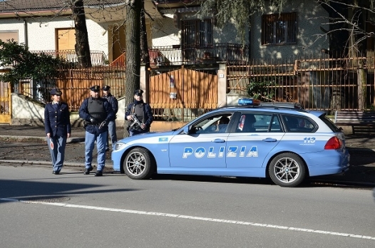 Lo fermano e provano a vendergli un cellulare: cittadino chiama il 113 e contribuisce a sventare una truffa