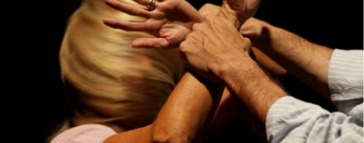 Aggredisce la sorella e minaccia di morte il cognato