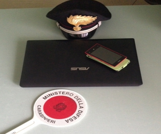 Arrestato dai Carabinieri subito dopo aver portato via un computer e un cellulare