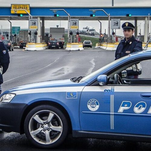 Ecco come interviene la polizia quando c’è un’auto contromano