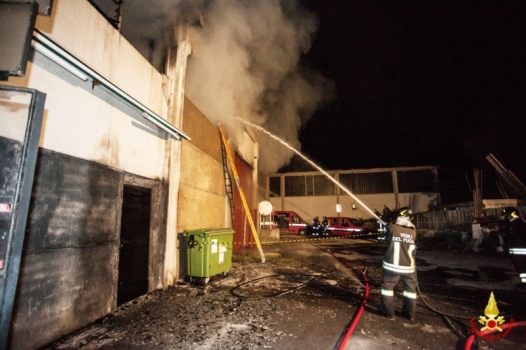 Vasto incendio nella notte in un capannone a Silvano d’Orba